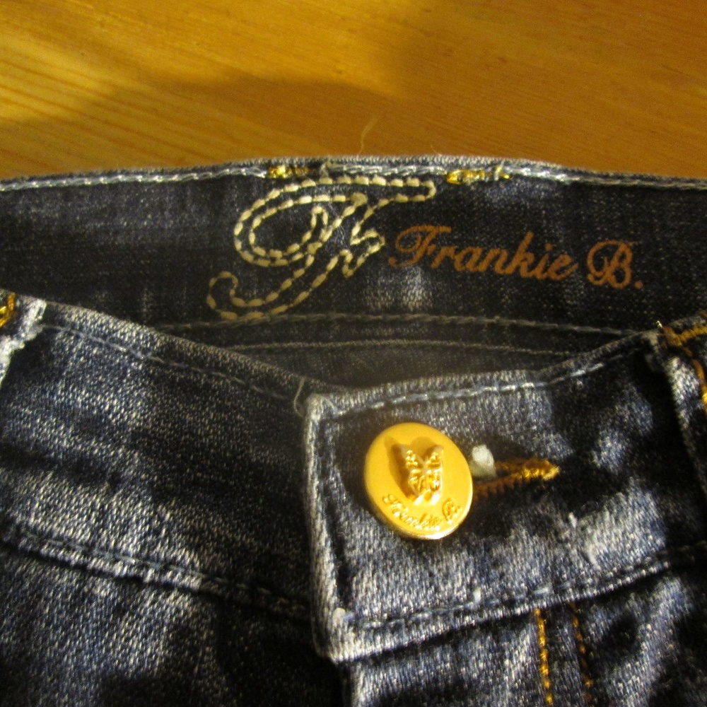 THE JEANS THAT LOVE YOUR CURVES...